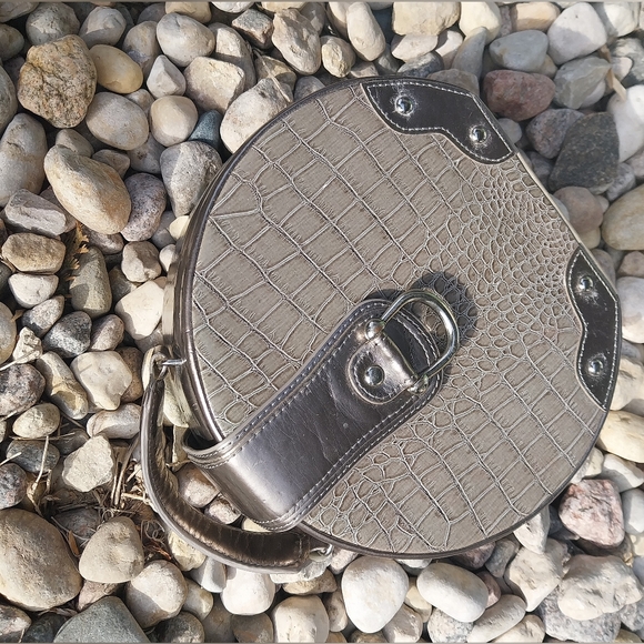 Jewelry Set with Black and Gold Accents - Picture 4 of 13